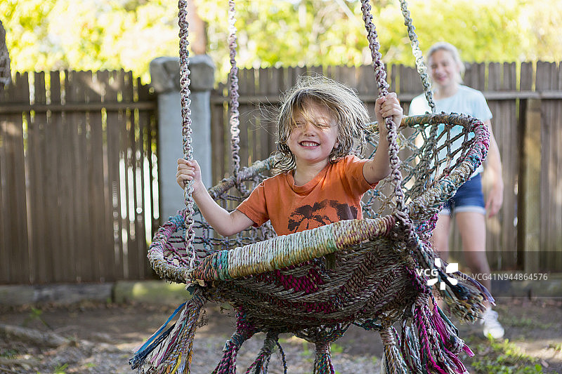 荡秋千的兄弟姐妹图片素材