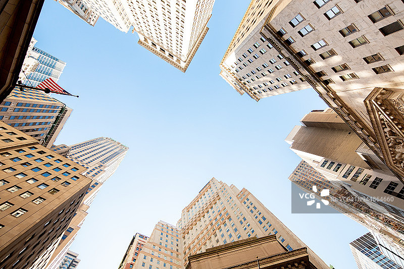 纽约证券交易所仰视角度的摩天大楼图片素材