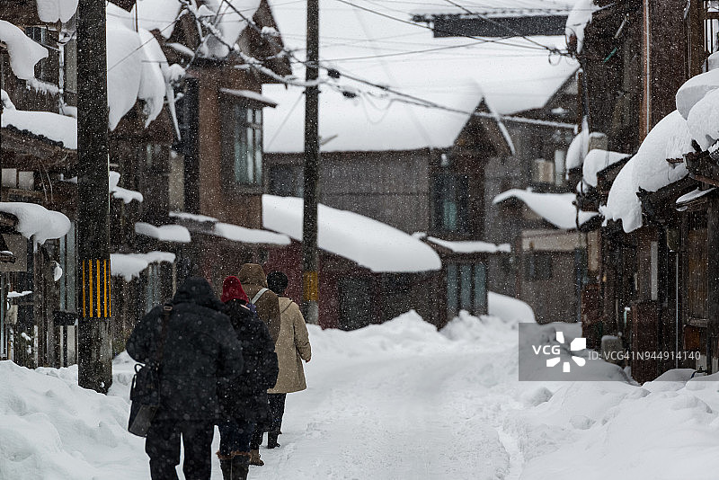 人们在鹅毛大雪中行走图片素材