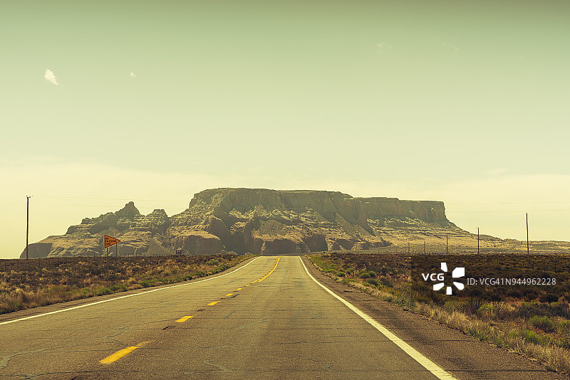 通往美国亚利桑那州大峡谷的空旷道路图片素材