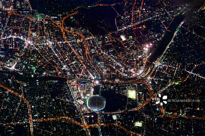 日本东京巨蛋、JR水道桥站和JR饭田桥站夜间航拍图片素材