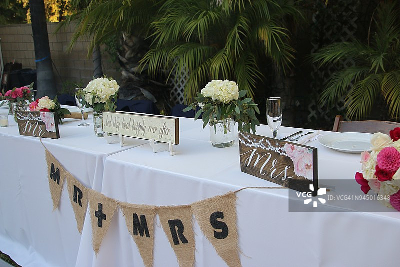 户外招待会上准备好的新娘和新郎的主桌图片素材