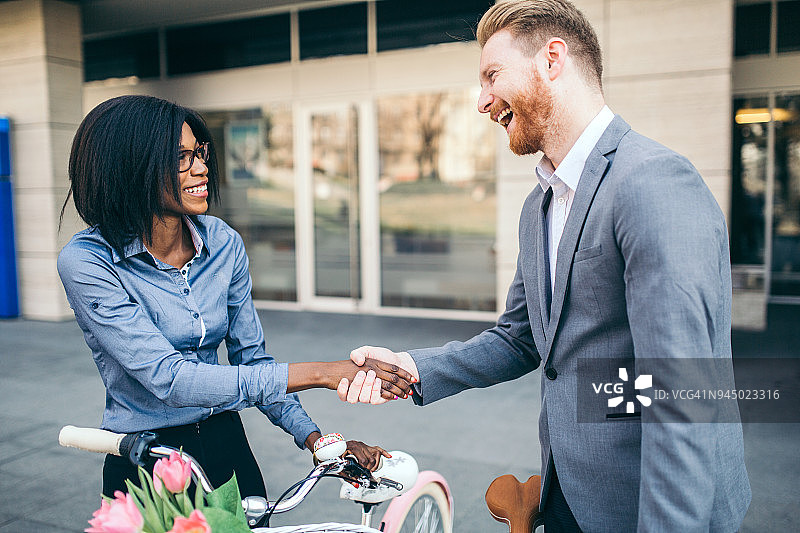两位商人紧急刹车图片素材