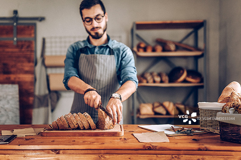 为顾客切面包片图片素材