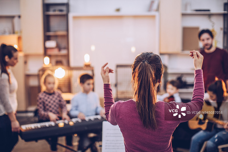 孩子们学习演奏乐器图片素材
