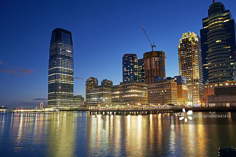 泽西城海滨日落与哈德逊街30号大厦图片素材