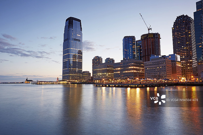 泽西城海滨日落与哈德逊街30号大厦图片素材