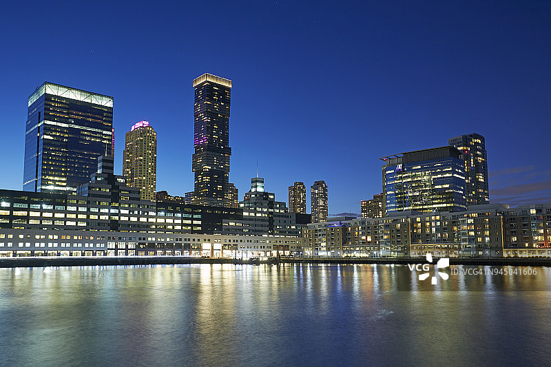 黄昏时泽西市海滨的“泽西市城市”摩天大楼图片素材