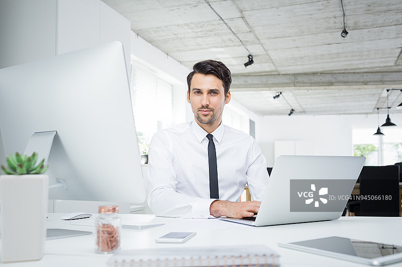 在办公室工作的年轻商人图片素材