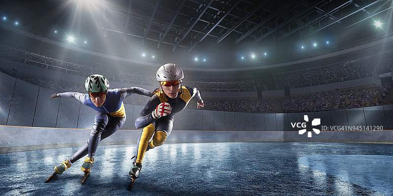 短道速滑运动员在专业冰场上滑行。滑冰运动员摔倒图片素材