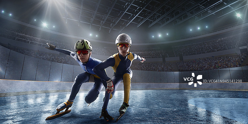 短道速滑运动员在专业冰场上滑行。滑冰运动员摔倒图片素材