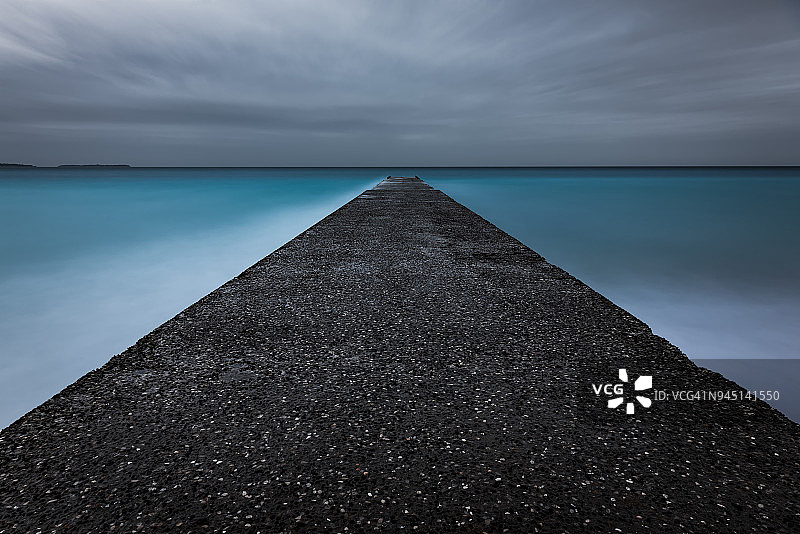 地中海浮桥阴沉天气长时间曝光图片素材