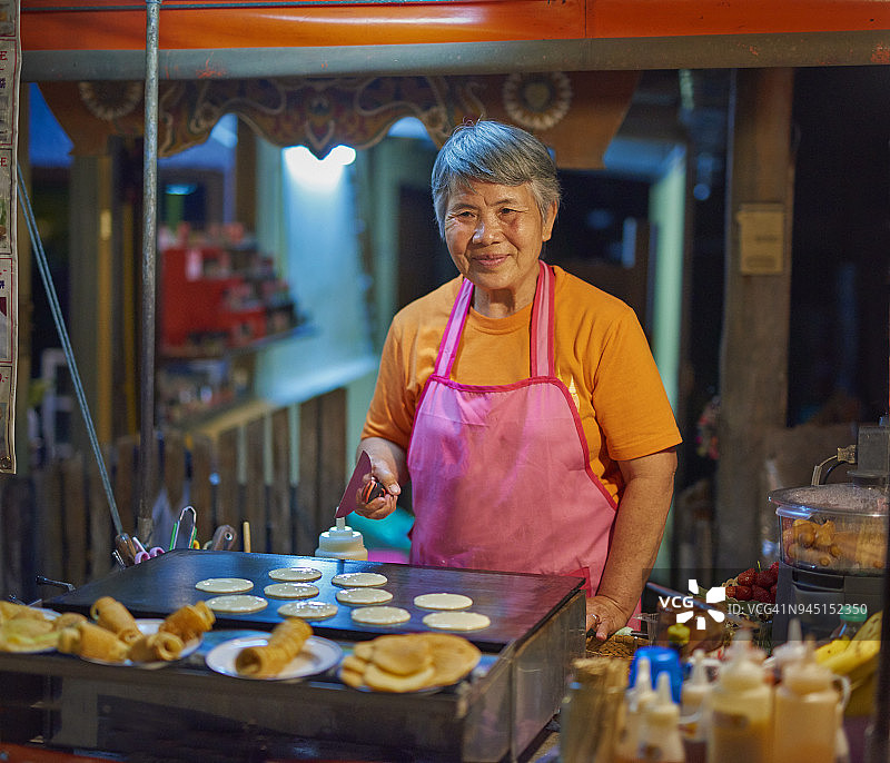 女士制作并出售定制煎饼图片素材
