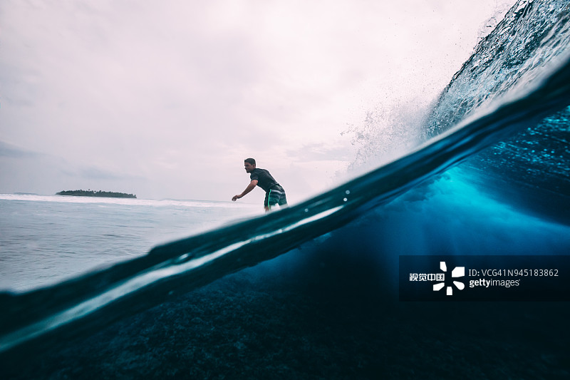 在印度洋冲浪的男人图片素材