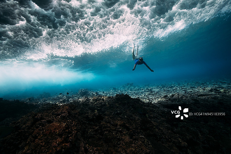 水下自由潜水图片素材