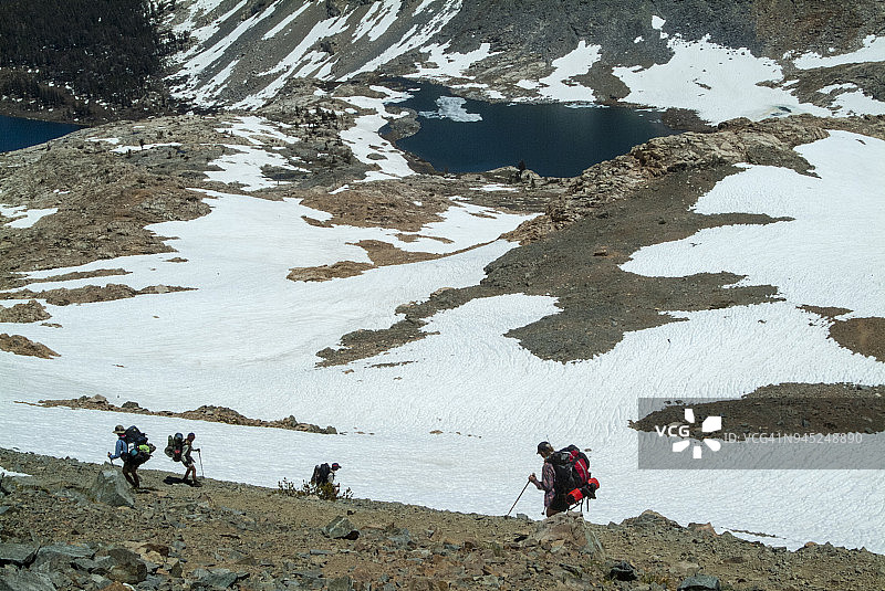 女性背包客穿越山腰图片素材