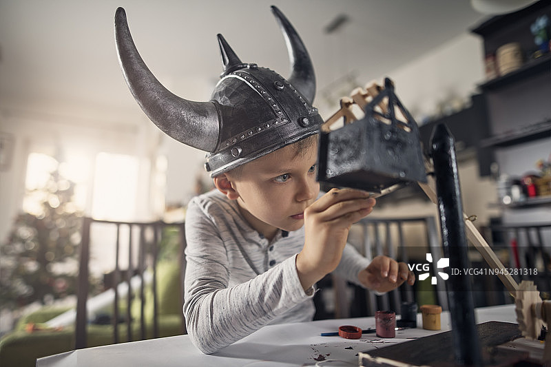 为学校绘画模型的小男孩图片素材