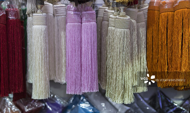 商店里悬挂的彩色流苏特写（马拉喀什露天市场）图片素材