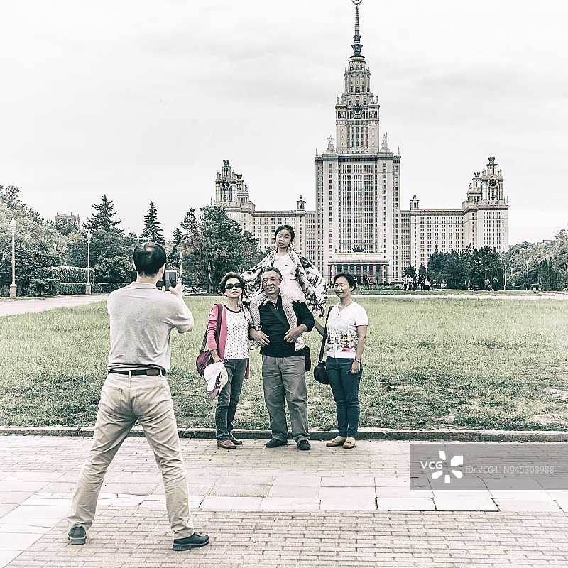 游客在莫斯科国立罗蒙诺索夫大学前拍照图片素材