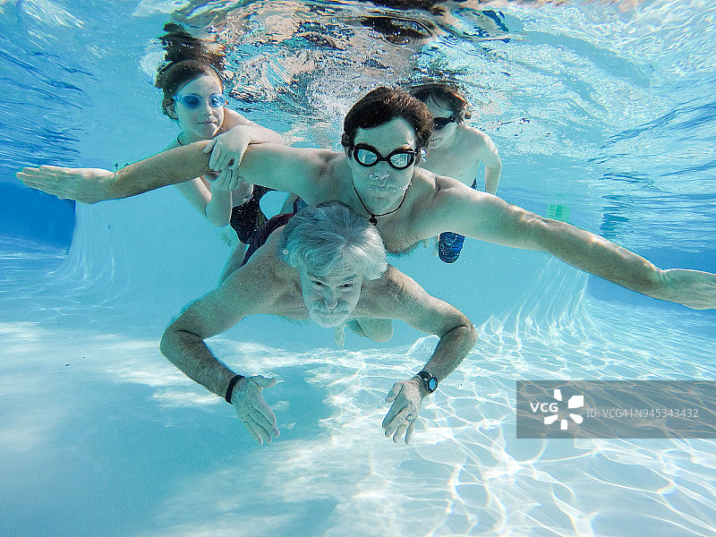 和爷爷一起游泳的家庭时光图片素材