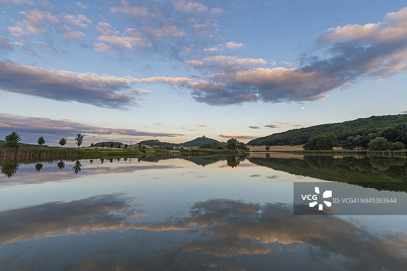 瓦克森堡城堡在湖中倒影，德国图林根伊尔姆区图片素材