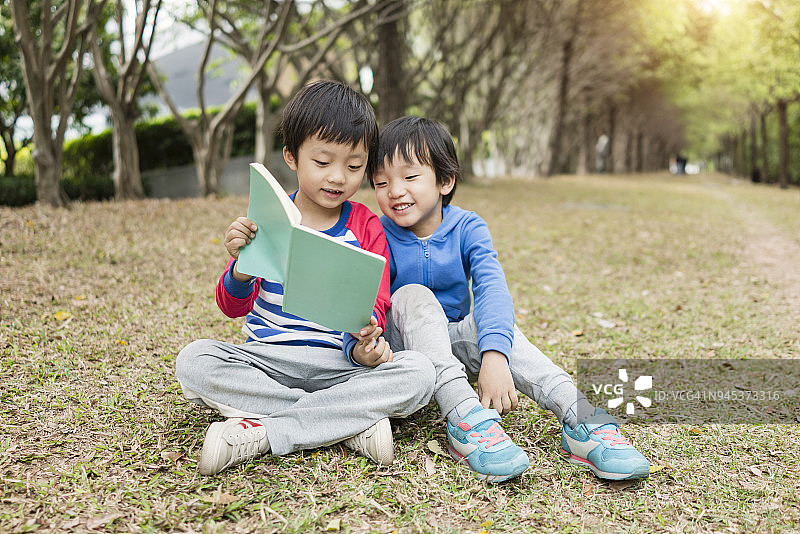 孩子们在读书图片素材