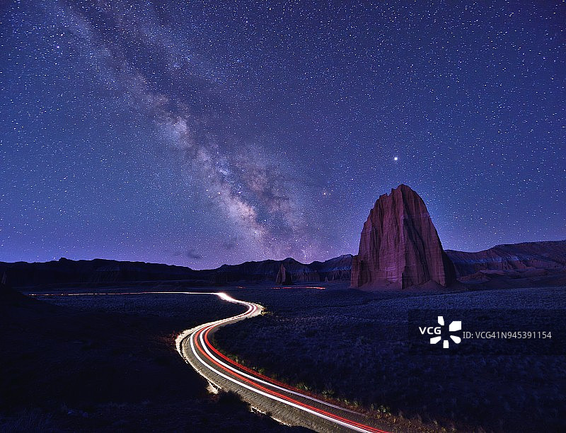 犹他州圆顶礁国家公园大教堂谷的银河与太阳神庙图片素材