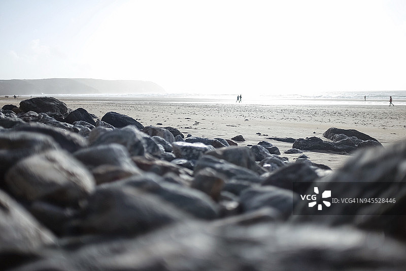 沙滩上的石头和鹅卵石图片素材
