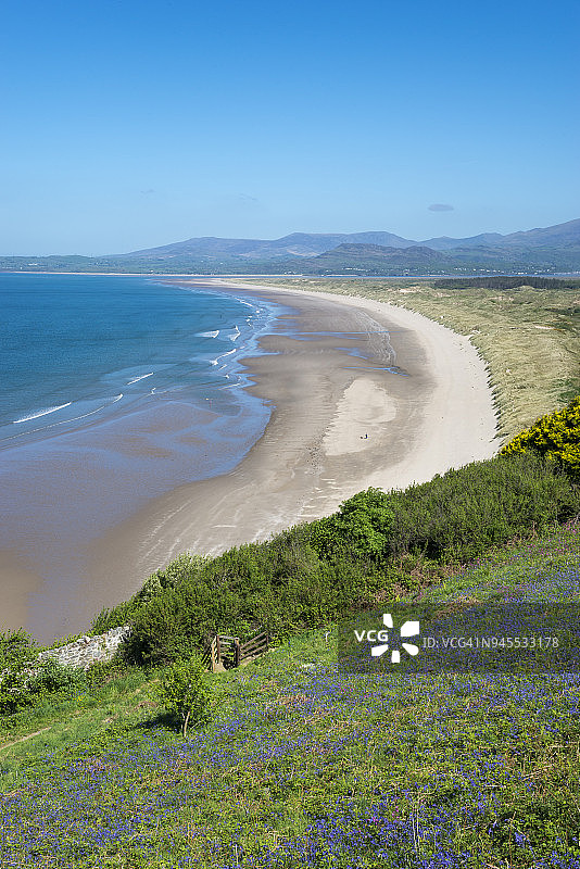 阳光明媚的春日，英国北威尔士哈莱克海滩图片素材