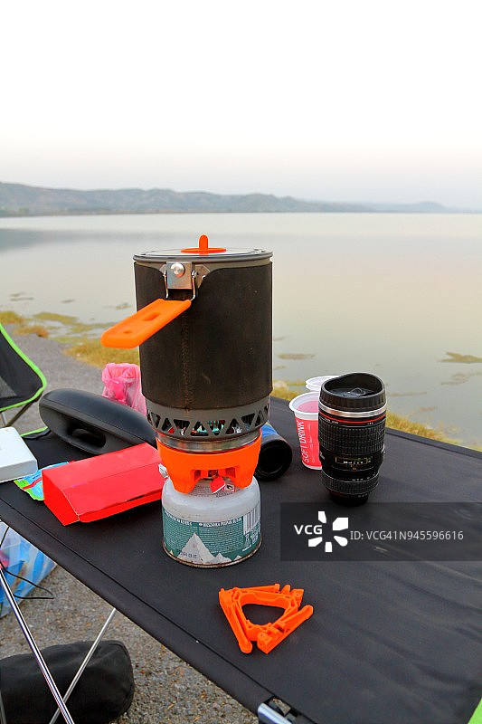 湖面上的炉具和茶具图片素材
