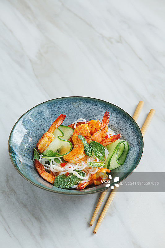 鲜虾面条沙拉配辣椒和酸橙调味料图片素材