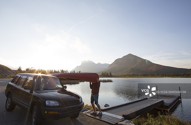 年轻男女在山区准备皮划艇，准备湖上泛舟图片素材