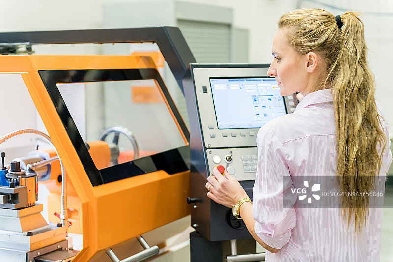 使用数控机床的女人图片素材