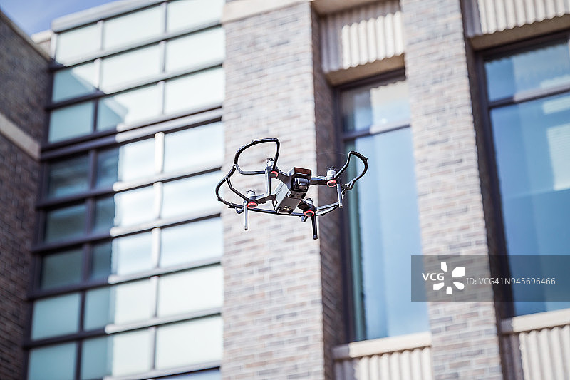 无人机在城市中飞行图片素材