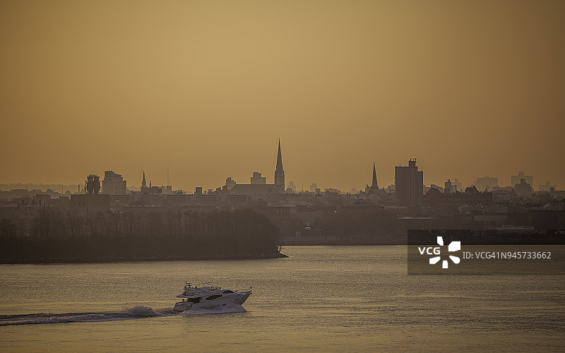 日落时分在东河上巡航的游艇图片素材
