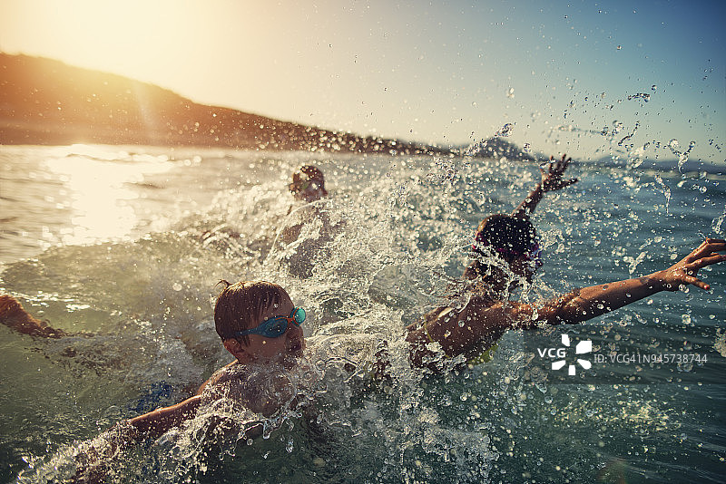 孩子们在海浪中嬉戏跳跃图片素材