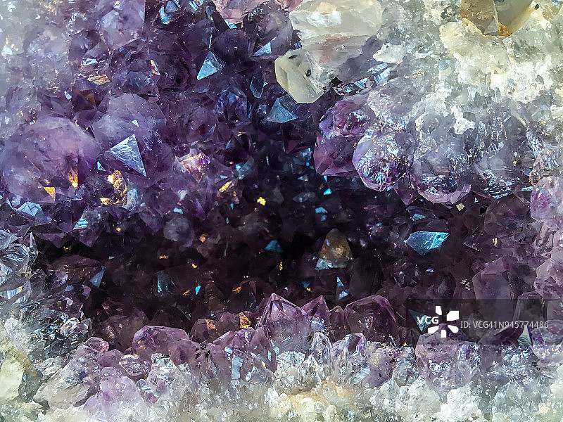 带有紫水晶的岩石图片素材