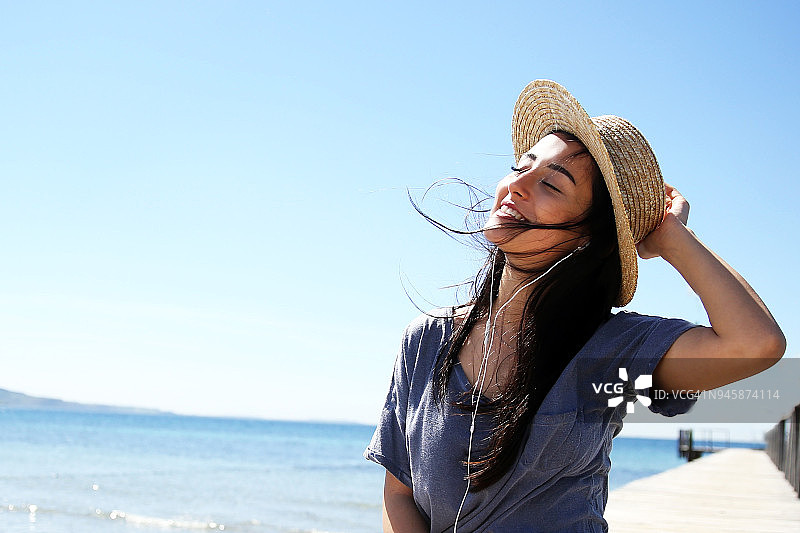 快乐的女孩听音乐图片素材