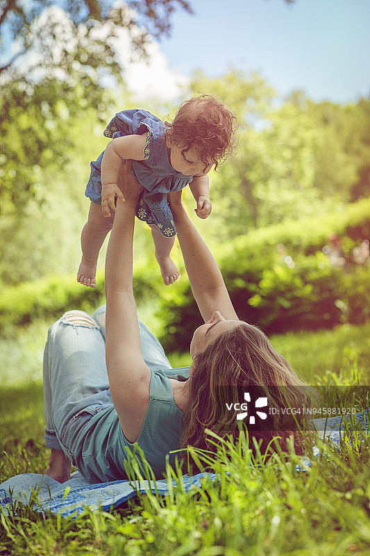 母亲和她的女儿在公园里玩耍图片素材