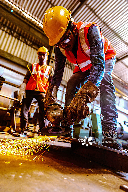 钢厂工人操作金属研磨机图片素材