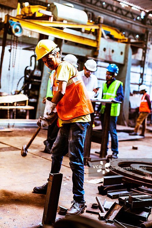 钢铁行业的工人们都在忙碌地工作图片素材