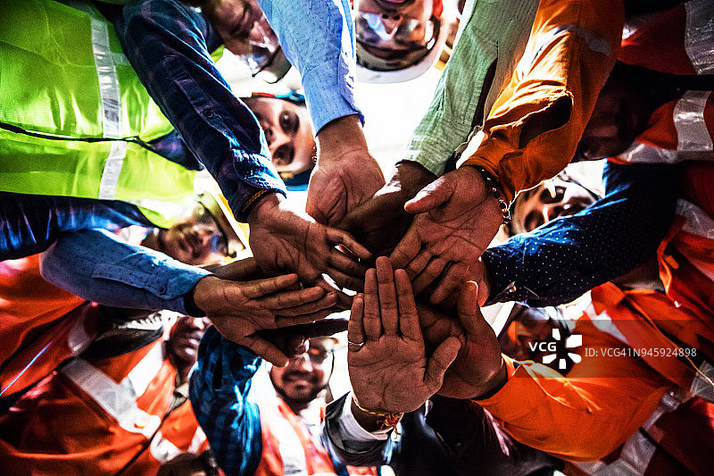 钢铁工人团结协作图片素材