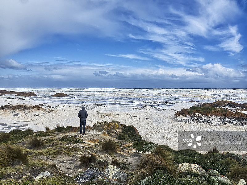 男人站在世界边缘，塔斯马尼亚加德纳斯角图片素材