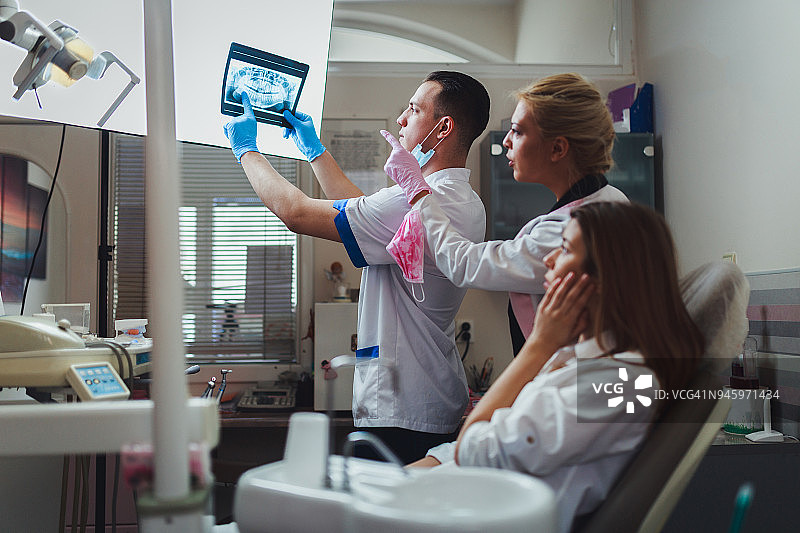 牙医解决患者问题图片素材