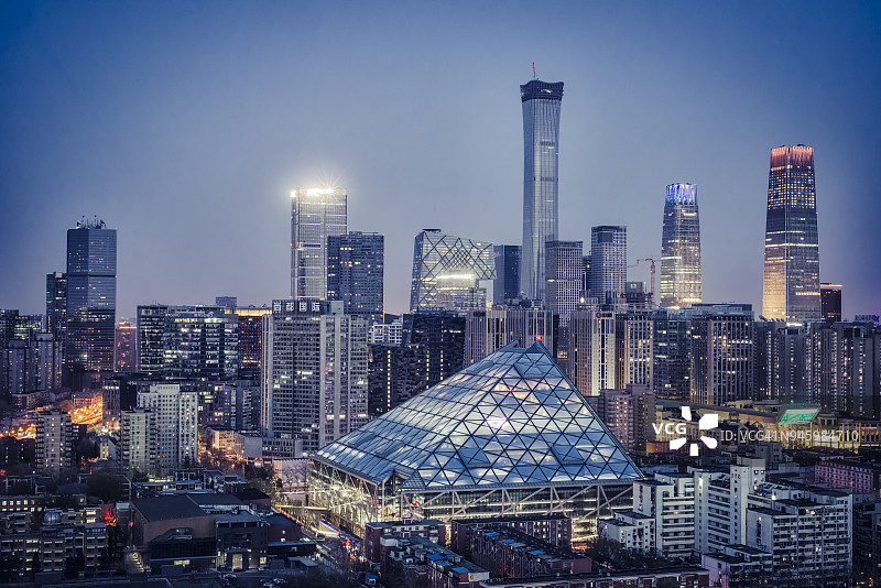 夜晚的北京中央商务区高楼大厦天际线，中国城市景观图片素材