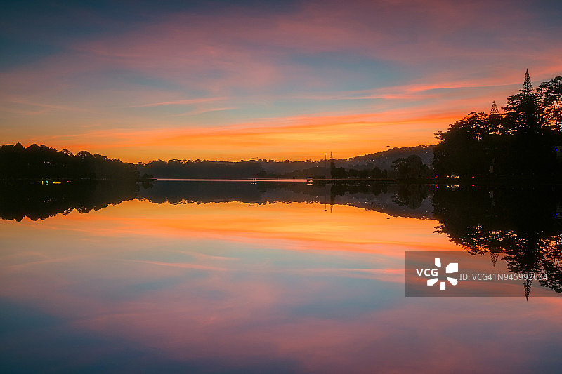 大叻市玄香湖美丽的日出时刻图片素材