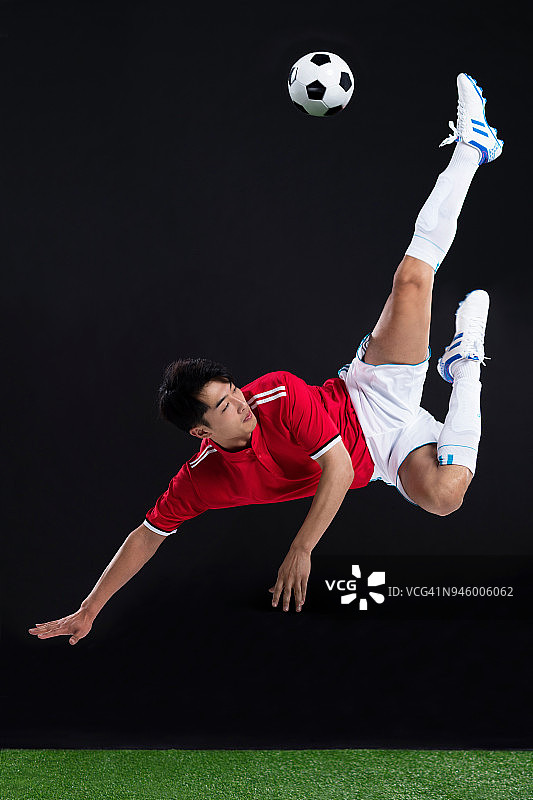 世界杯足球运动员空中踢球图片素材