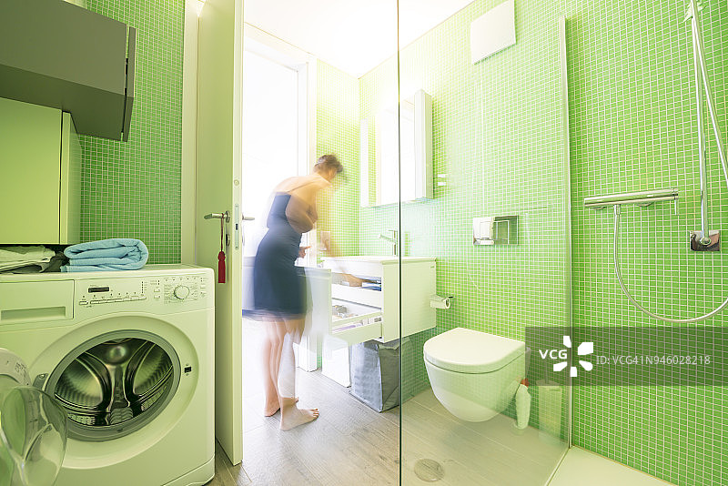 在现代浴室里的女人图片素材