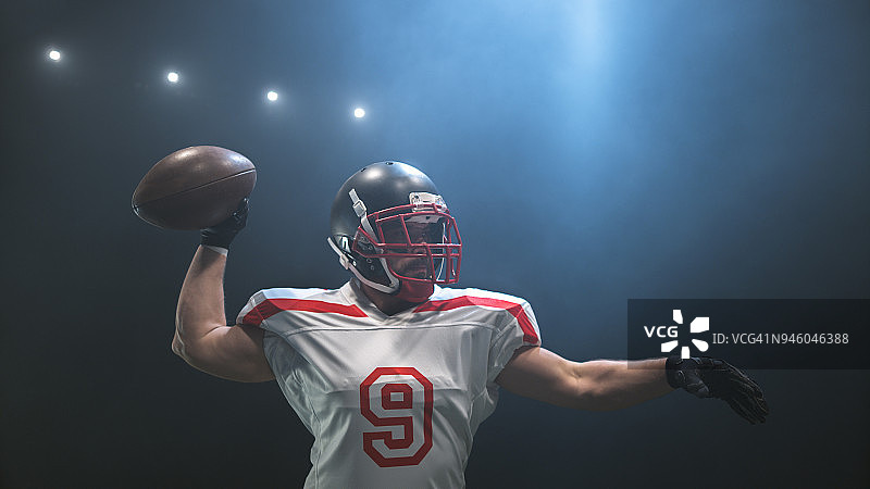 投掷橄榄球的运动员图片素材