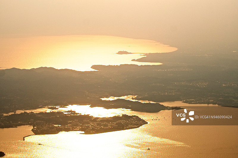 从飞机上俯瞰：神奈川县的东京湾、相模湾、江之岛、横滨、镰仓、逗子、横须贺、藤泽和茅崎市日落时分图片素材
